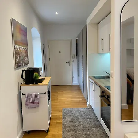 Bella - Business&family Ap 12, 100m Zum Konzerteingang Schloss, Parkplatz, Smarttv, Netflix, Waschmaschine, 24h Checkin, 36qm * Ludwigsburg