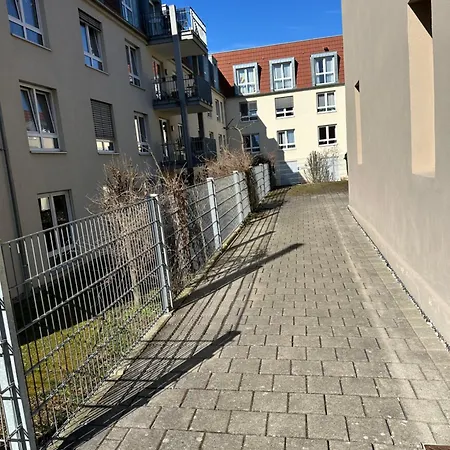 Bella - Business&family Ap 12, 100m Zum Konzerteingang Schloss, Parkplatz, Smarttv, Netflix, Waschmaschine, 24h Checkin, 36qm Lägenhet