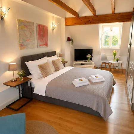 Bella - Business&family Ap 12, 100m Zum Konzerteingang Schloss, Parkplatz, Smarttv, Netflix, Waschmaschine, 24h Checkin, 36qm