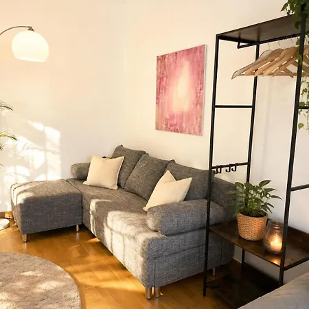 Ξενοδοχείο με διαμερίσματα Bella - Business&family Ap 12, 100m Zum Konzerteingang Schloss, Parkplatz, Smarttv, Netflix, Waschmaschine, 24h Checkin, 36qm 3*