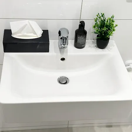 Bella - Business&family Ap 12, 100m Zum Konzerteingang Schloss, Parkplatz, Smarttv, Netflix, Waschmaschine, 24h Checkin, 36qm 3*