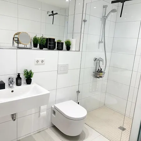 Bella - Business&family Ap 12, 100m Zum Konzerteingang Schloss, Parkplatz, Smarttv, Netflix, Waschmaschine, 24h Checkin, 36qm Ξενοδοχείο με διαμερίσματα 3*